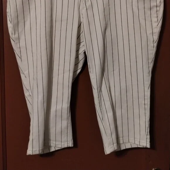 Cato Women's White/OFF WHITE Pinstriped Capri Jeans Size 22W - Picture 2 of 4